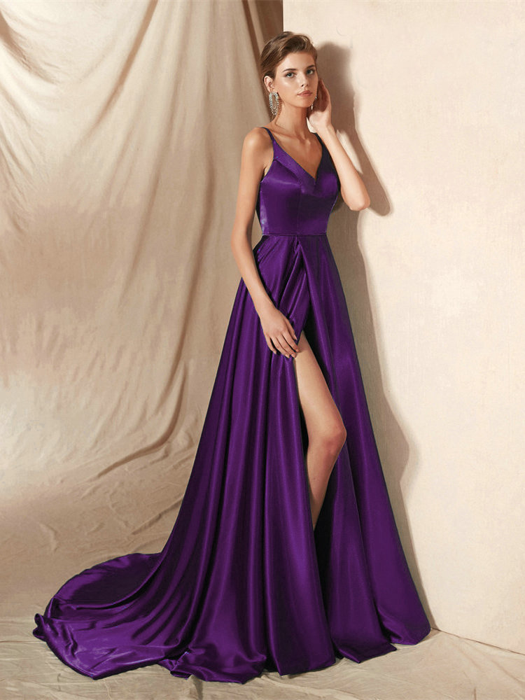 Robe de soirée longue en satin duchesse violé bleuté